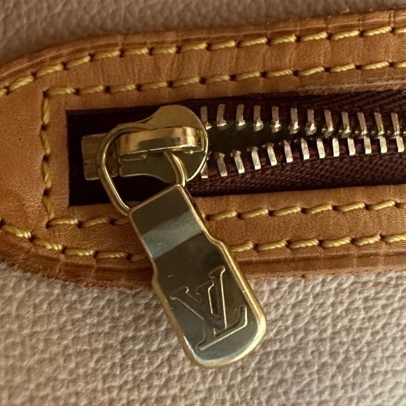 AUTHENTIC Louis Vuitton Monogram
Bucket 27 - Picture 11 of 16